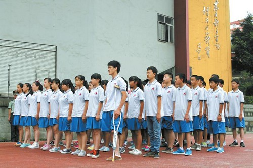 宜宾独腿少年：“走正步站军姿，我能行”(图)(图1)