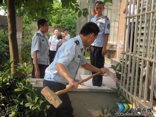 红星街道:重拳出击 狠抓违建促安全(图1) 红星街道:重拳出击 狠抓违建促安全(图1)