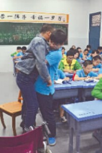 泸州“霍金”:从教二十年 用生命上课(图1) 泸州“霍金”:从教二十年 用生命上课(图1)