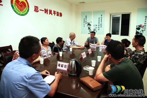 泸州:依法治区人人参与 "和谐之花"处处盛开(图1) 泸州:依法治区人人参与 "和谐之花"处处盛开(图1)