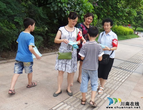 泸州:依法治区人人参与 "和谐之花"处处盛开(图2) 泸州:依法治区人人参与 "和谐之花"处处盛开(图2)