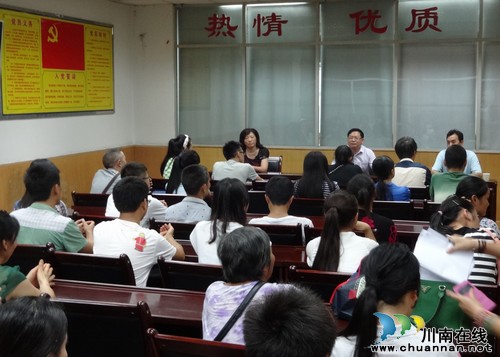 纳溪区总工会举办2014年“金秋圆梦”发放仪式(图1) 纳溪区总工会举办2014年“金秋圆梦”发放仪式(图1)