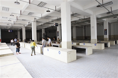 宜宾城区“以街为市”退出市场 摊主"搬进楼"(图1) 宜宾城区“以街为市”退出市场 摊主"搬进楼"(图1)