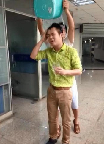 冰桶浇到泸州 助力公益 酒城儿女爱心接力(图4) 冰桶浇到泸州 助力公益 酒城儿女爱心接力(图4)