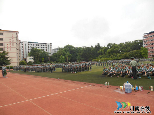 泸县一中:器宇轩昂显军威 意气风发展英姿(图3) 泸县一中:器宇轩昂显军威 意气风发展英姿(图3)