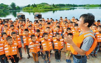 内江资中水库管理所为小学生讲解安全乘船知识(图1)
