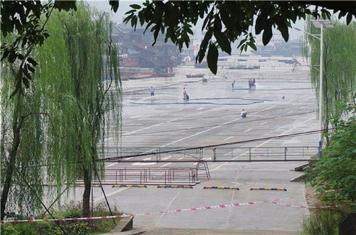 泸州滨江路露天停车场开放时间:等汛期结束(图1) 泸州滨江路露天停车场开放时间:等汛期结束(图1)