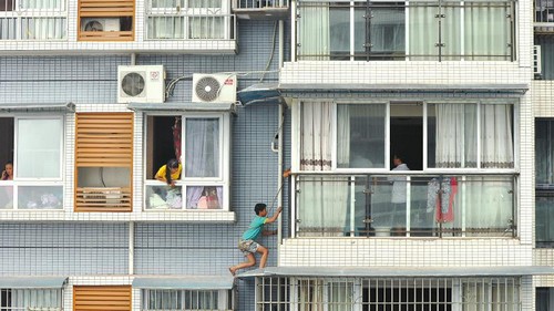 宜宾:12岁男孩为逃避父母责罚 悬坐11楼窗外(图2) 宜宾:12岁男孩为逃避父母责罚 悬坐11楼窗外(图2)