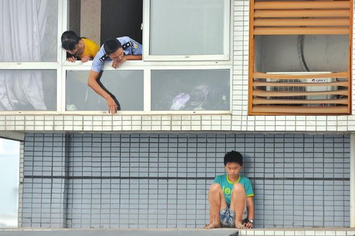 宜宾:12岁男孩为逃避父母责罚 悬坐11楼窗外(图1) 宜宾:12岁男孩为逃避父母责罚 悬坐11楼窗外(图1)