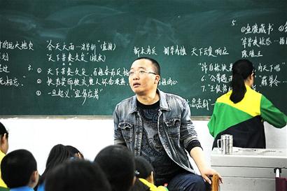 泸州“渐冻教师”詹光伟:活着总要有点意思(图2) 泸州“渐冻教师”詹光伟:活着总要有点意思(图2)