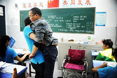 泸州“渐冻教师”詹光伟:活着总要有点意思(图1) 泸州“渐冻教师”詹光伟:活着总要有点意思(图1)