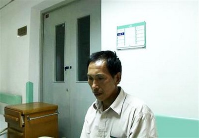 受捐男婴父亲：想为他治好病&nbsp;更希望好心人领养他(图2)