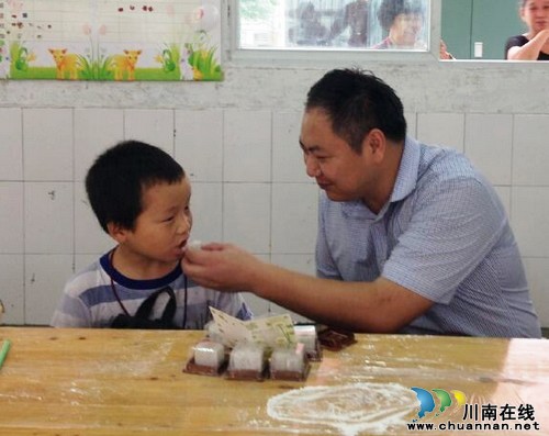 华阳街道:和党员爸妈过快乐中秋(图3) 华阳街道:和党员爸妈过快乐中秋(图3)