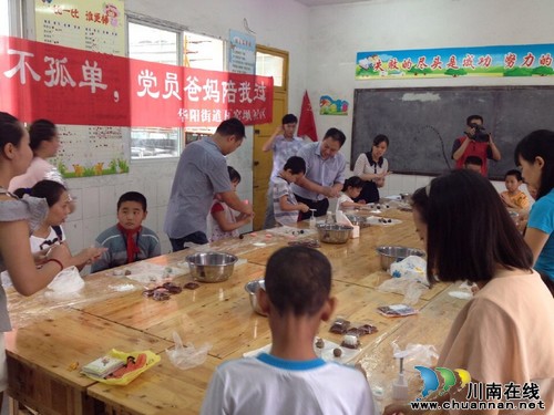 华阳街道:和党员爸妈过快乐中秋(图2) 华阳街道:和党员爸妈过快乐中秋(图2)