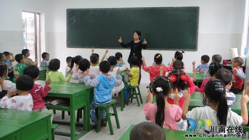 青春无悔洒教苑——记泸县方洞镇中心幼儿园教师胡平(图2) 青春无悔洒教苑——记泸县方洞镇中心幼儿园教师胡平(图2)