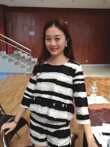 宜宾一大学现美女班主任&nbsp;唱歌跳舞犯二样样精(图1)