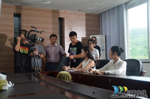 泸州:"爱在华阳.放声歌唱"公益微电影正式开拍(图2) 泸州:"爱在华阳.放声歌唱"公益微电影正式开拍(图2)