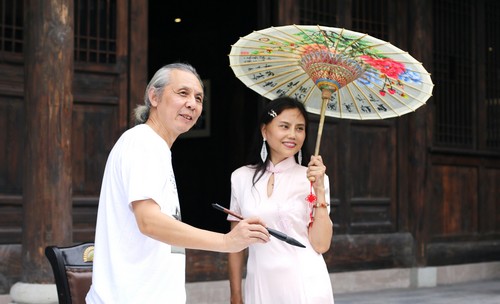 泸州文化名人回乡 为桑梓文化弄影 为酒城新报添味(图1) 泸州文化名人回乡 为桑梓文化弄影 为酒城新报添味(图1)