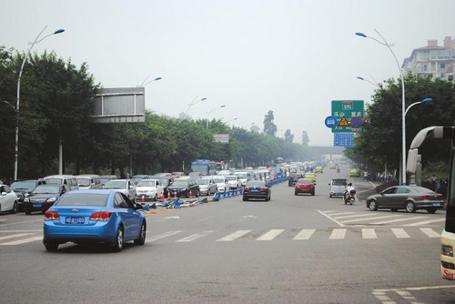 泸州长江大桥实行交通管制 出城顺畅进城堵惨(图1) 泸州长江大桥实行交通管制 出城顺畅进城堵惨(图1)