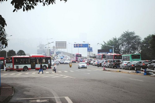 泸州长江大桥实行交通管制 出城顺畅进城堵惨(图2) 泸州长江大桥实行交通管制 出城顺畅进城堵惨(图2)
