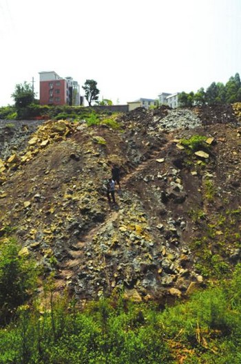 建筑垃圾堆得像山高 一家老小出门只能“爬天梯”(图1) 建筑垃圾堆得像山高 一家老小出门只能“爬天梯”(图1)