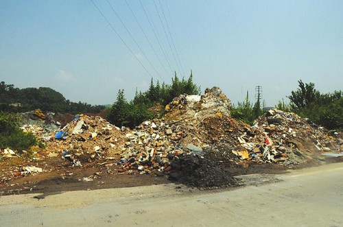 建筑垃圾堆得像山高 一家老小出门只能“爬天梯”(图2) 建筑垃圾堆得像山高 一家老小出门只能“爬天梯”(图2)
