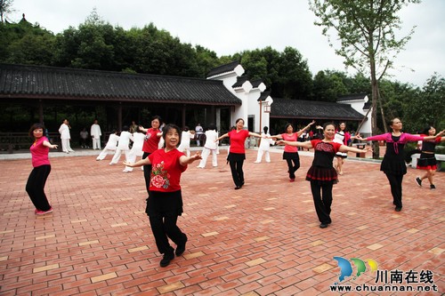 泸州:闲置地今变红歌场 基层群众文化"火"起来(图5) 泸州:闲置地今变红歌场 基层群众文化"火"起来(图5)