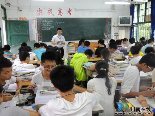 泸州市高中英语教研中心组莅临泸县一中开展教学视导(图3) 泸州市高中英语教研中心组莅临泸县一中开展教学视导(图3)