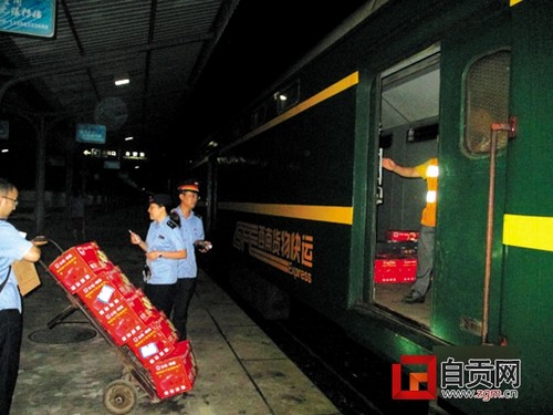 "西南货物快运"首趟列车到达自贡(图2) "西南货物快运"首趟列车到达自贡(图2)