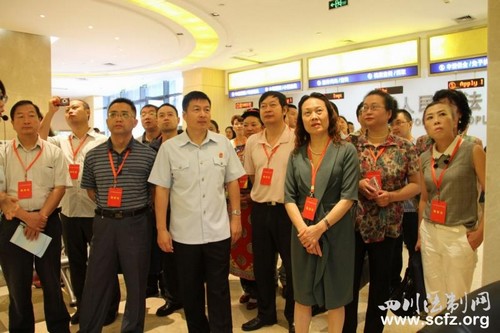 人大代表视察四川法院：从“冷脸”转向贴心服务(图1)