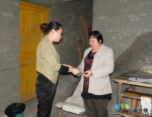 泸县总工会到基层慰问困难职工(图2) 泸县总工会到基层慰问困难职工(图2)