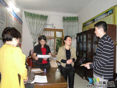 泸县总工会到基层慰问困难职工(图1) 泸县总工会到基层慰问困难职工(图1)