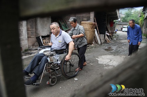 泸州:瘫痪男人渴望站立 残疾身挣钱撑起一个家(图1) 泸州:瘫痪男人渴望站立 残疾身挣钱撑起一个家(图1)