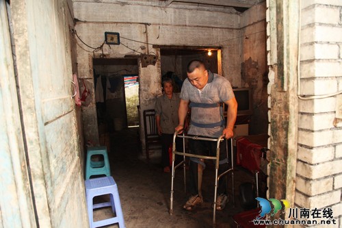 泸州:瘫痪男人渴望站立 残疾身挣钱撑起一个家(图3) 泸州:瘫痪男人渴望站立 残疾身挣钱撑起一个家(图3)