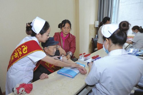 内江:抗战老兵聊战场往事 一颗子弹打跑敌机(图1) 内江:抗战老兵聊战场往事 一颗子弹打跑敌机(图1)