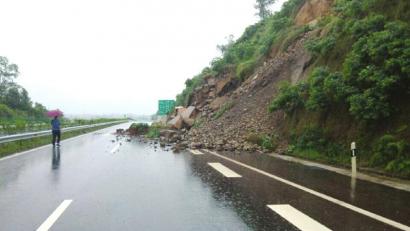 成自泸赤高速山体滑坡道路中断 最快今日抢通(图1) 成自泸赤高速山体滑坡道路中断 最快今日抢通(图1)