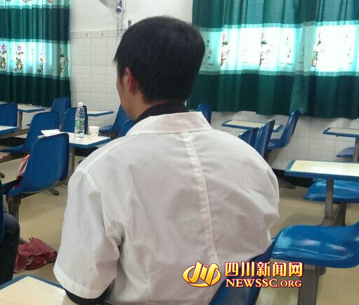 泸州一医生偷拍浴室被发现&nbsp;称为自拍与妻共浴(图1)