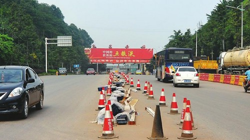 宜宾高速南站建立交 两路桥至南站半封闭施工(图1) 宜宾高速南站建立交 两路桥至南站半封闭施工(图1)