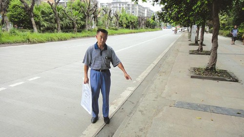 内江扶老疑云续:交警模拟现场 "扶人"者不认可(图1) 内江扶老疑云续:交警模拟现场 "扶人"者不认可(图1)