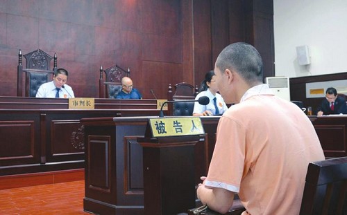 自贡:买卖出生证明“圆梦之家”4嫌疑人受审(图2) 自贡:买卖出生证明“圆梦之家”4嫌疑人受审(图2)