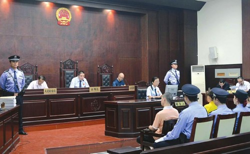 自贡:买卖出生证明“圆梦之家”4嫌疑人受审(图1) 自贡:买卖出生证明“圆梦之家”4嫌疑人受审(图1)