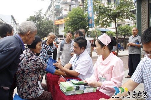 奇峰镇：开展县镇两级大接访活动(图2)