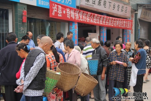 奇峰镇：开展县镇两级大接访活动(图1)