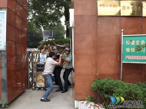 泸县一中：开展反恐防暴演练，切实提高反恐技能(图1)