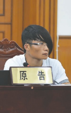 单眼小伙考驾照被拒状告交警队&nbsp;昨日庭上激辩(图1)