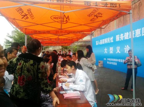 泸医中医院:深入基层解民忧 服务健康惠民生(图2) 泸医中医院:深入基层解民忧 服务健康惠民生(图2)