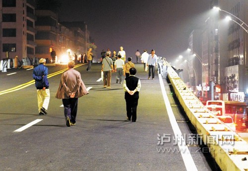 泸州江阳南路跨线桥有望节后通车(图1) 泸州江阳南路跨线桥有望节后通车(图1)