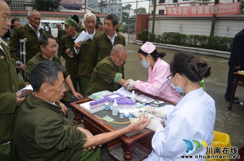 泸县开展“四进社区”深化拓展“双报到”志愿服务活动(图2) 泸县开展“四进社区”深化拓展“双报到”志愿服务活动(图2)