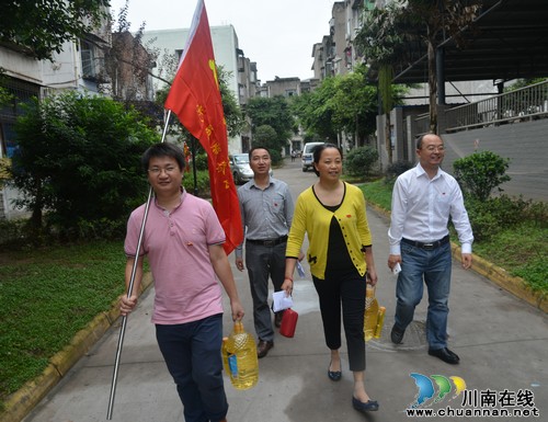 泸县开展“四进社区”深化拓展“双报到”志愿服务活动(图1) 泸县开展“四进社区”深化拓展“双报到”志愿服务活动(图1)