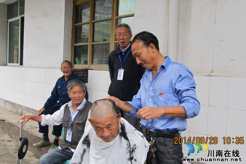 佛荫镇:重阳佳节,“四重”志愿服务关爱老人(图3) 佛荫镇:重阳佳节,“四重”志愿服务关爱老人(图3)